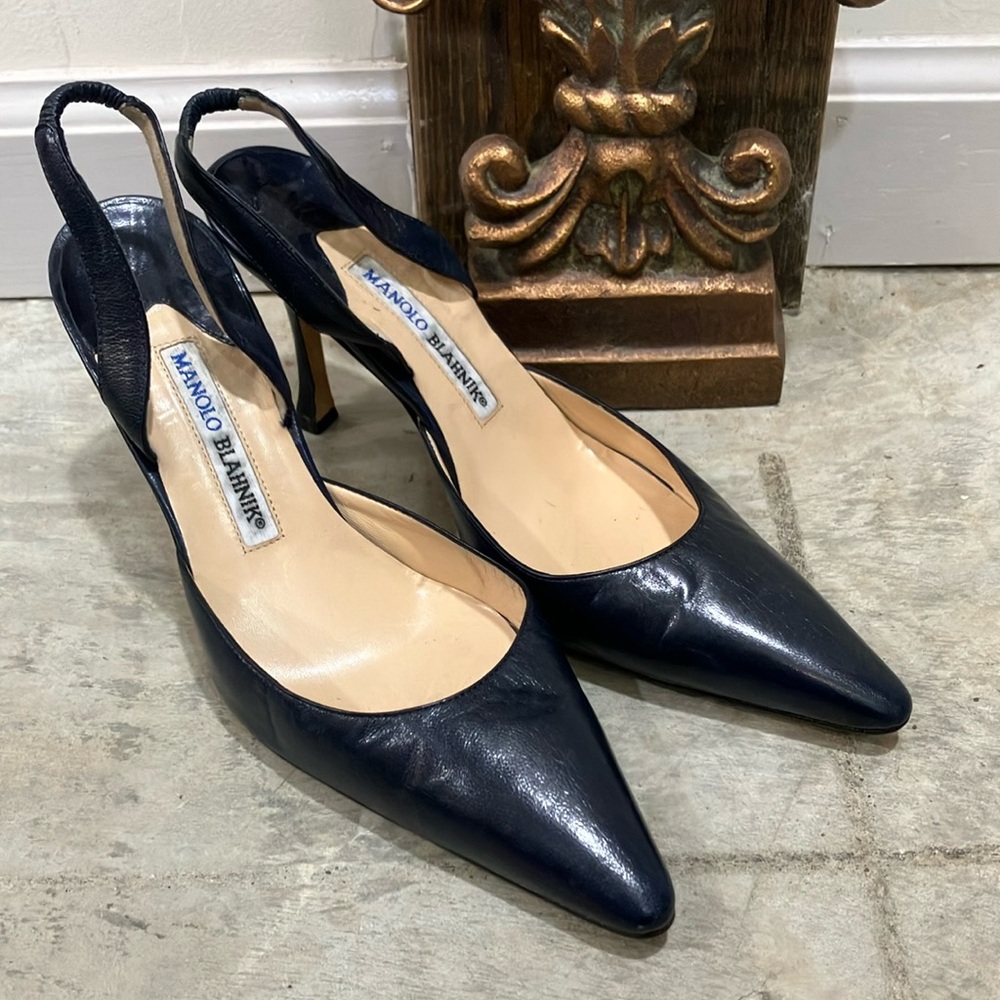 Manolo Blahnik sling back heels pumps. Elegant Navy Women's Heels